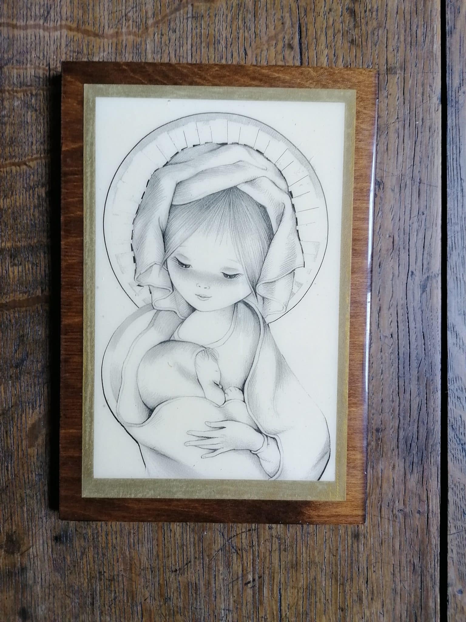 enfant tenant un tableau de liège vierge dans ses mains. cadre vide